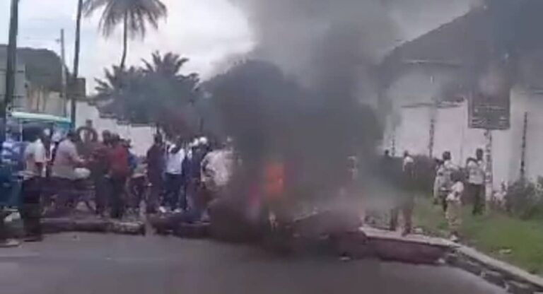 Invalidation de Gentiny Ngobila : les militants de l&rsquo;ACP brûlent des peneus et barricadent la route