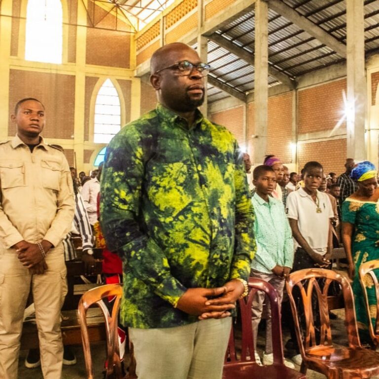 Honorable Guyguy Mulenda Nyembo en prière avec ses frères Masinois de Siforco