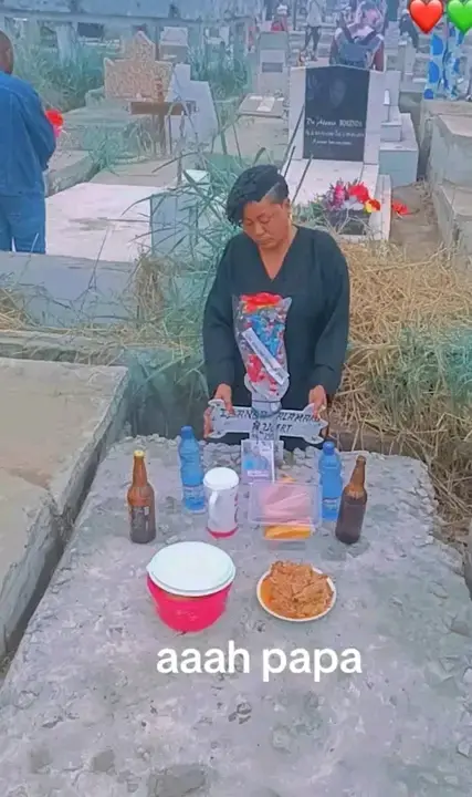 Kinshasa : Une femme apporte de la nourriture et la boisson à la tombe de son défunt père