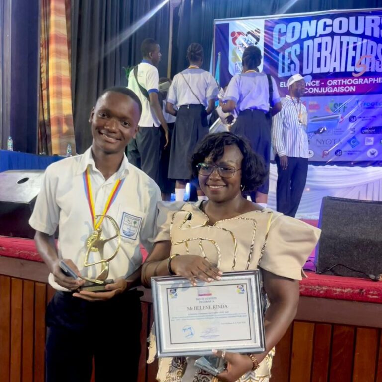 RDC : Hélène Kinda honorée par les élèves à la finale de la 5e édition du concours « Les Débatteurs »