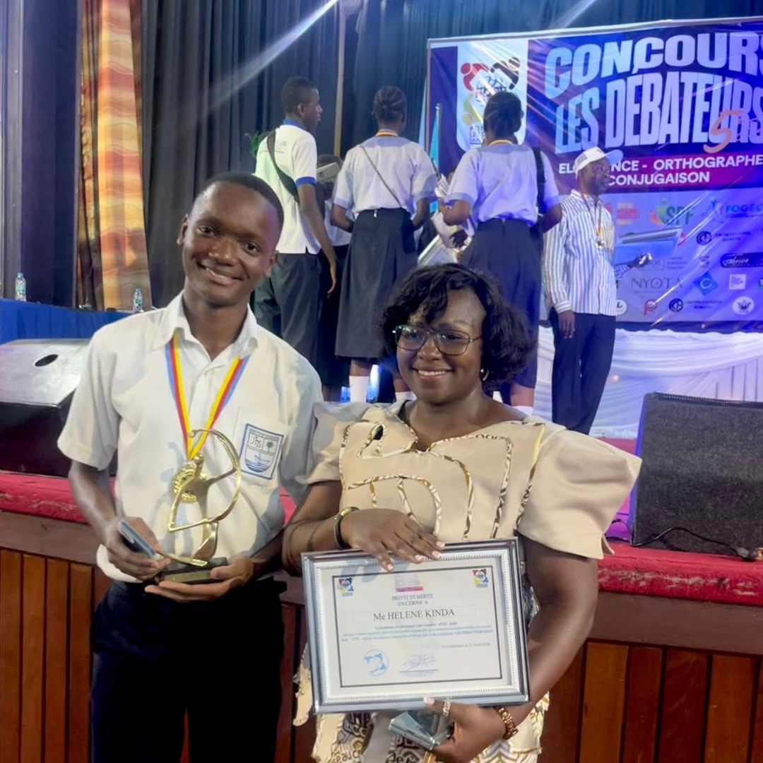 RDC : Hélène Kinda honorée par les élèves à la finale de la 5e édition du concours « Les Débatteurs »