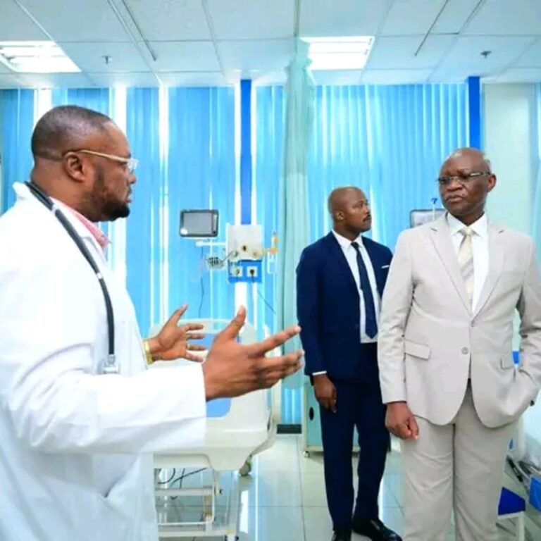 Kinshasa : le ministre Samuel Roger Kamba évalue les services du CHU du Cinquantenaire dans le cadre de la Couverture Santé Universelle