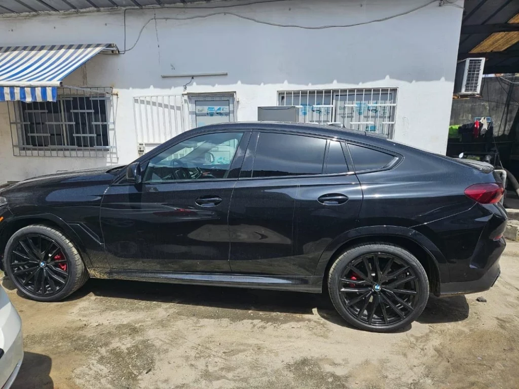 Interpol Bénin intercepte une voiture de luxe volée provenant d’Abidjan dans un vaste réseau criminel