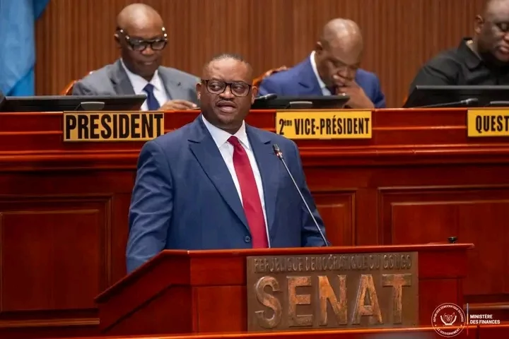 Sénat : Doudou Fwamba défend la politique de rétrocession et annonce 20 millions USD pour la Caisse nationale de péréquation