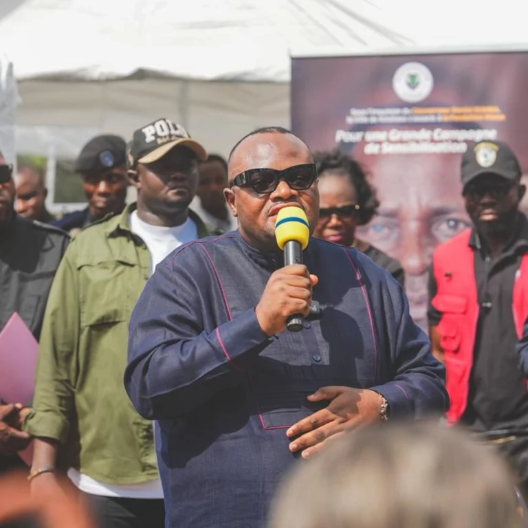 Kinshasa : Daniel Bumba au chevet des patients lors de la campagne gratuite de dépistage de la rétine et de la cataracte