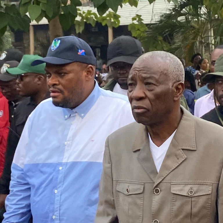 Kinshasa : Daniel Bumba en visite de réconfort à l’église Shekinah Tabernacle après l’incendie