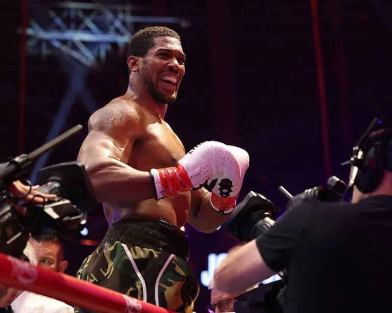 Joshua se relève de deux knockdowns pour stopper Prenga au deuxième round dans un combat de poids lourds