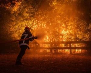 Incendies en Europe : plus de 300 000 personnes évacuées en France et en Espagne face à la crise