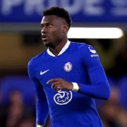 Le Napoli intensifie les négociations pour recruter le défenseur Benoît Badiashile de Chelsea