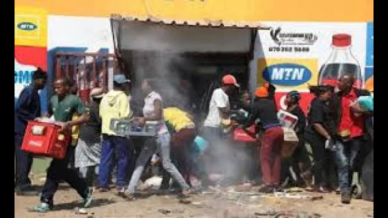 Drame à Mpumalanga : Un homme et son neveu meurent après avoir mangé des biscuits d’un magasin pillé