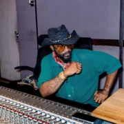 Fally Ipupa dévoile deux nouveaux clips extraits de son album &lsquo;XX: Délirium&rsquo;