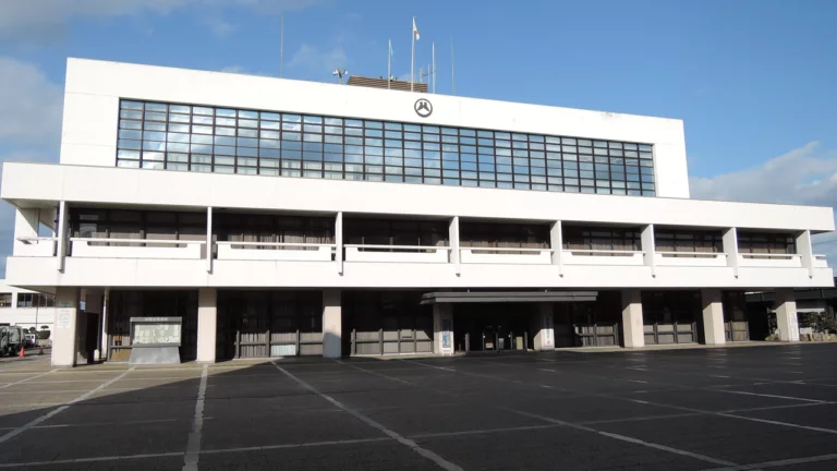 Une maire japonaise prend un congé maternité, suscitant un débat national sur les droits des élus