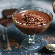 Réalisez une mousse au chocolat légère sans œufs grâce à l&rsquo;eau de cuisson des pois chiches