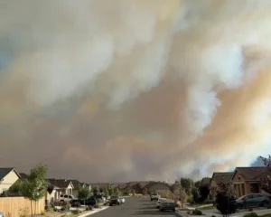 Un incendie de forêt rapide à Reno, Nevada, entraîne l’évacuation de milliers d’habitants