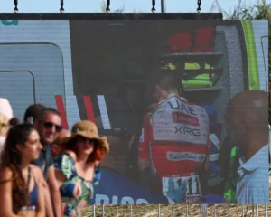 Tadej Pogacar partage une photo de l&rsquo;hôpital après sa chute à la Vuelta