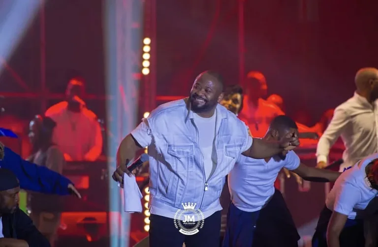 Moïse Mbiye s&rsquo;interroge sur une potentielle rencontre amoureuse lors de son concert à l&rsquo;Accor Arena