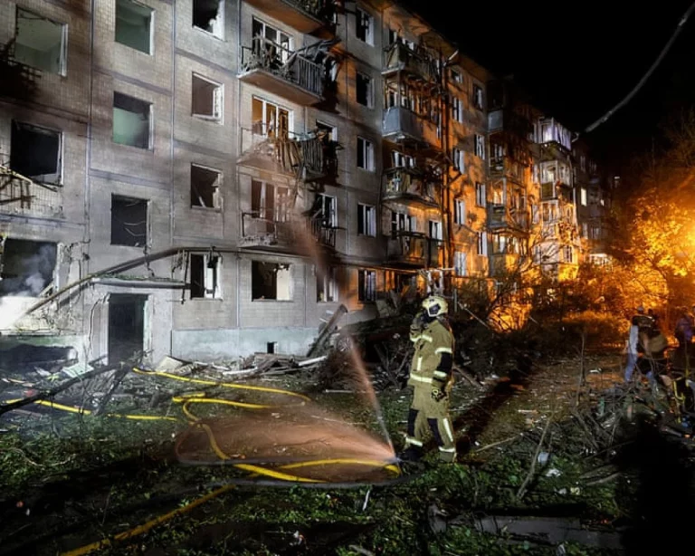 { « title »: « Attaque de missiles sur Kyiv : au moins quatre morts,