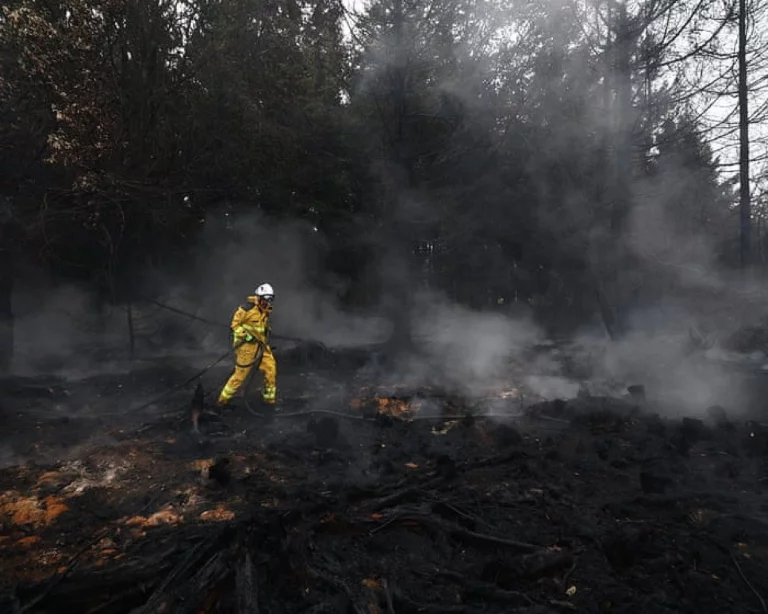 La visite du Premier ministre français dans une région touchée par les incendies suscite des réactions mitigées