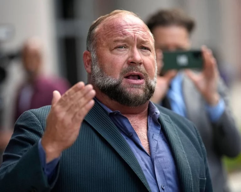 Une cour d&rsquo;appel du Texas réduit à 1,5 million de dollars la condamnation d&rsquo;Alex Jones