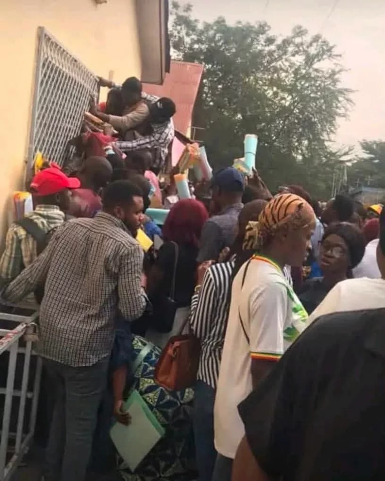 La queue aux administrations et banques du Congo-Brazzaville : un défi quotidien pour les citoyens