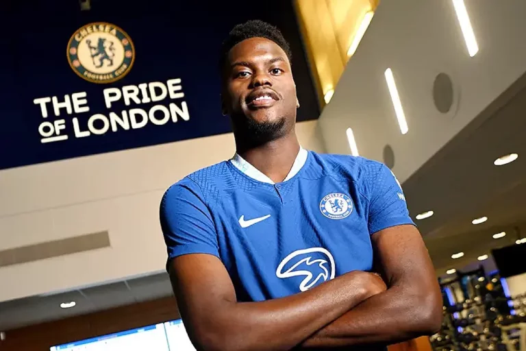 Benoît Badiashile rejoint Naples en prêt depuis Chelsea pour relancer sa carrière
