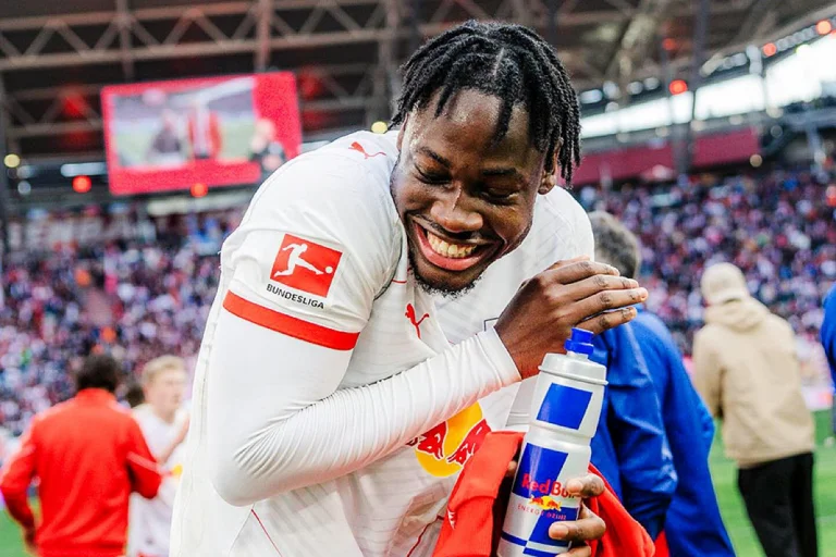 Le RC Lens poursuit les négociations pour attirer El Chadaille Bitshiabu du RB Leipzig