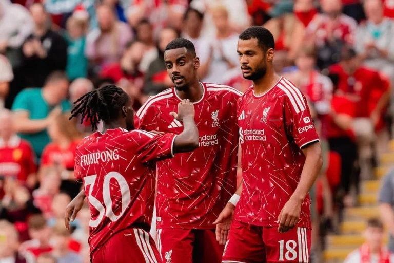 Newcastle et Liverpool se préparent pour un match clé en Premier League ce dimanche