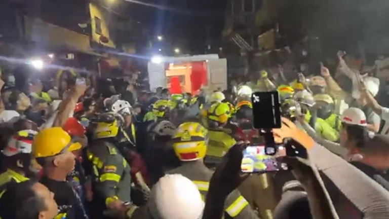Une femme secourue après 36 heures sous les décombres d’un immeuble effondré à Pereira, Colombie