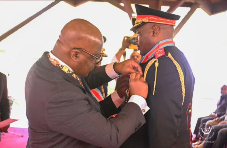 Félix Tshisekedi élève le Lieutenant-Général Jean-Pierre Kasongo au grade de Commandeur pour ses contributions