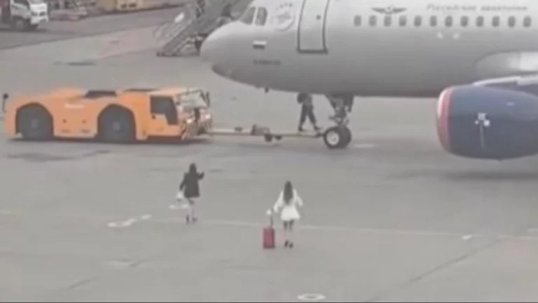Deux passagères tentent de rattraper leur vol en courant sur le tarmac d’un aéroport à Moscou