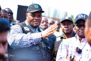 kinsKinshasa : Daniel Bumba inspecte les infrastructures sanitaires de Mont-Ngafula et les travaux du pont LukayaL