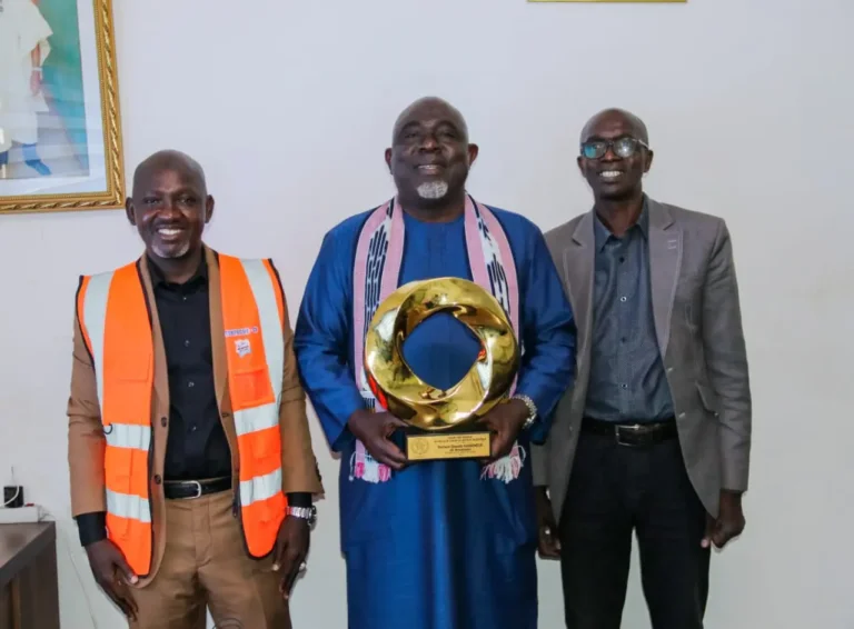Kassogué Daouda honoré comme meilleur leader africain de la pêche lors d’une cérémonie à Yamoussoukro