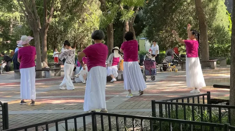 À Pékin, les retraités animent les parcs avec danse, jeux et promenades
