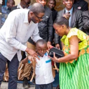 Remise de 48 bourses d&rsquo;études « Patrick Muyaya » à Kinshasa pour des lauréats scolaires