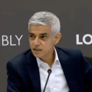 Sadiq Khan se moque du leader des Verts lors de l&rsquo;assemblée de Londres en utilisant l&rsquo;ourdou