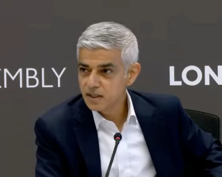 Sadiq Khan se moque du leader des Verts lors de l&rsquo;assemblée de Londres en utilisant l&rsquo;ourdou