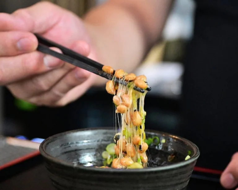 Le natto, ce super-aliment japonais aux haricots fermentés, séduit le monde entier
