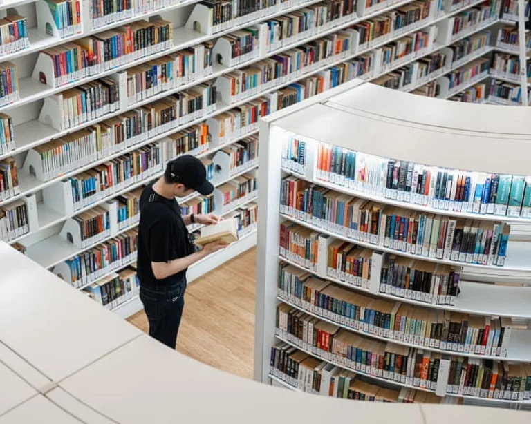{ « title »: « Singapour lance un programme rémunérant la lecture pour lutter contre