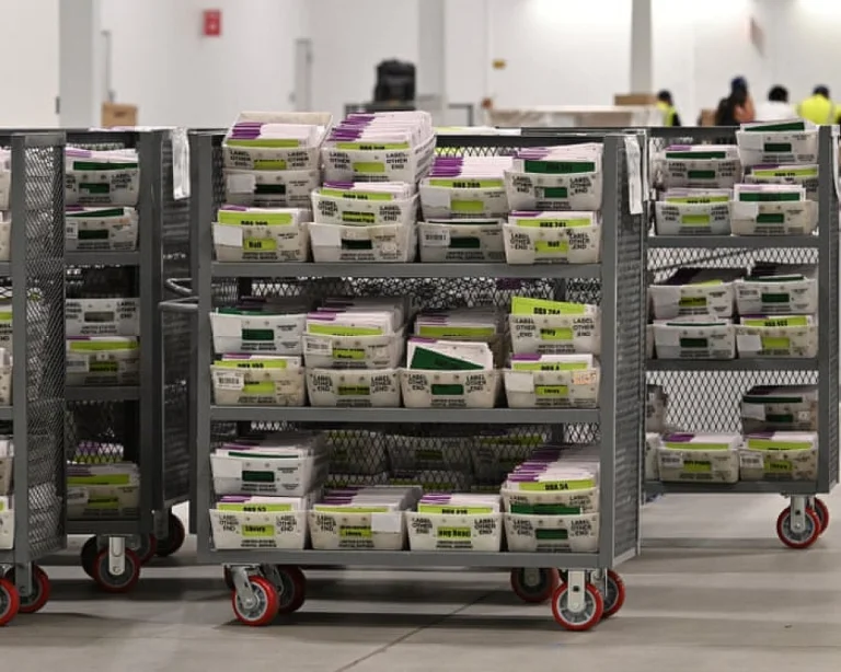 Des Démocrates s&rsquo;inquiètent d&rsquo;un nouveau système de l&rsquo;USPS menant à des perturbations du vote par correspondance