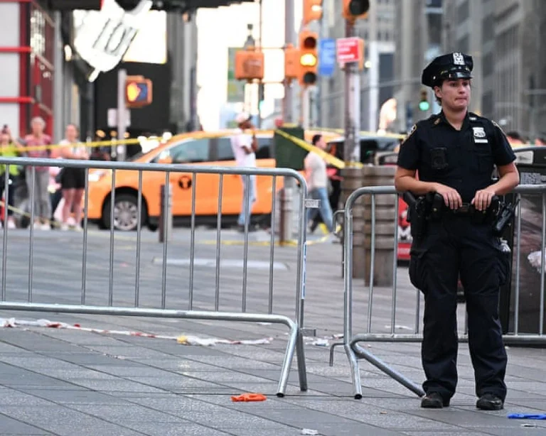Une femme abattue par la police après avoir poignardé deux personnes à Times Square
