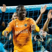 Obed Nkambadio : Le gardien du Paris FC entre ascension fulgurante et ambitions internationales