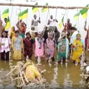 Des villageois du Madhya Pradesh mènent des funérailles symboliques pour protester contre un projet de liaison fluviale