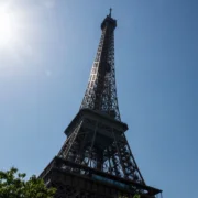 Controverse à la Tour Eiffel : des salariées évincées pour une visite religieuse, enquête en cours