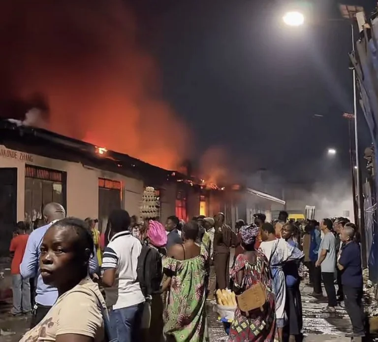 Incendie dévastateur au marché central Zando de Kinshasa : de nombreux commerces touchés