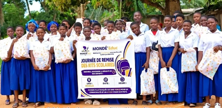 L’ONG Mondé Éduc distribute des kits scolaires à des jeunes filles de Guiglo