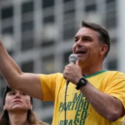 Élections présidentielles au Brésil : Flávio Bolsonaro se rapproche des 50 % face à Lula