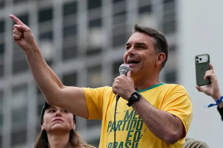 Élections présidentielles au Brésil : Flávio Bolsonaro se rapproche des 50 % face à Lula