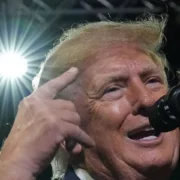 Donald Trump s&rsquo;attaque à Ilhan Omar lors d&rsquo;un rassemblement après une perquisition chez elle