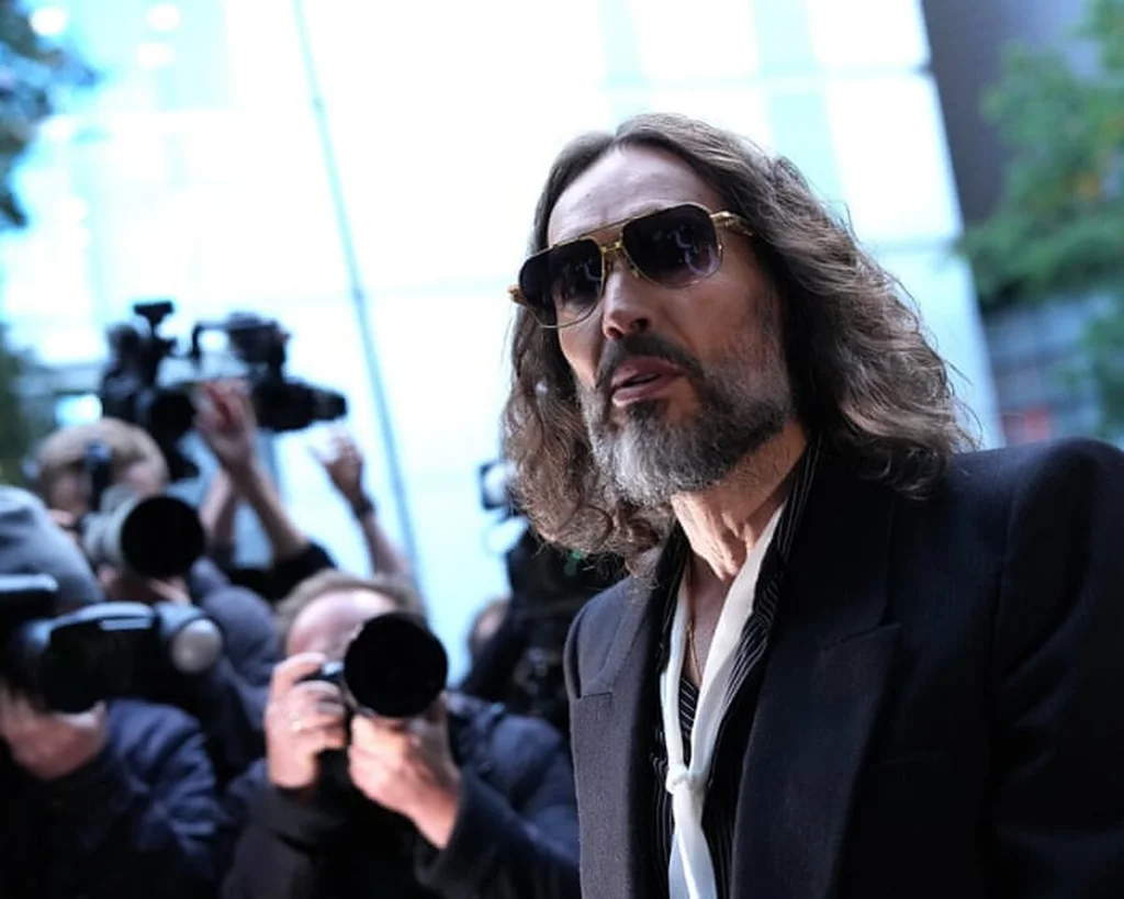 Le procès de Russell Brand pour viol et agression sexuelle s’ouvre à Londres
