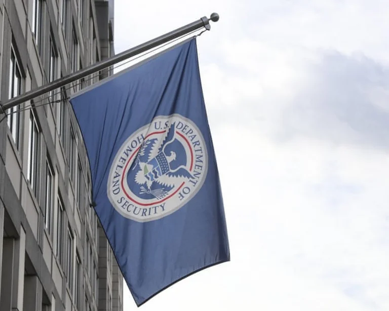 Une fuite massive de données expose plus de 40 000 employés du Département de la Sécurité intérieure des États-Unis